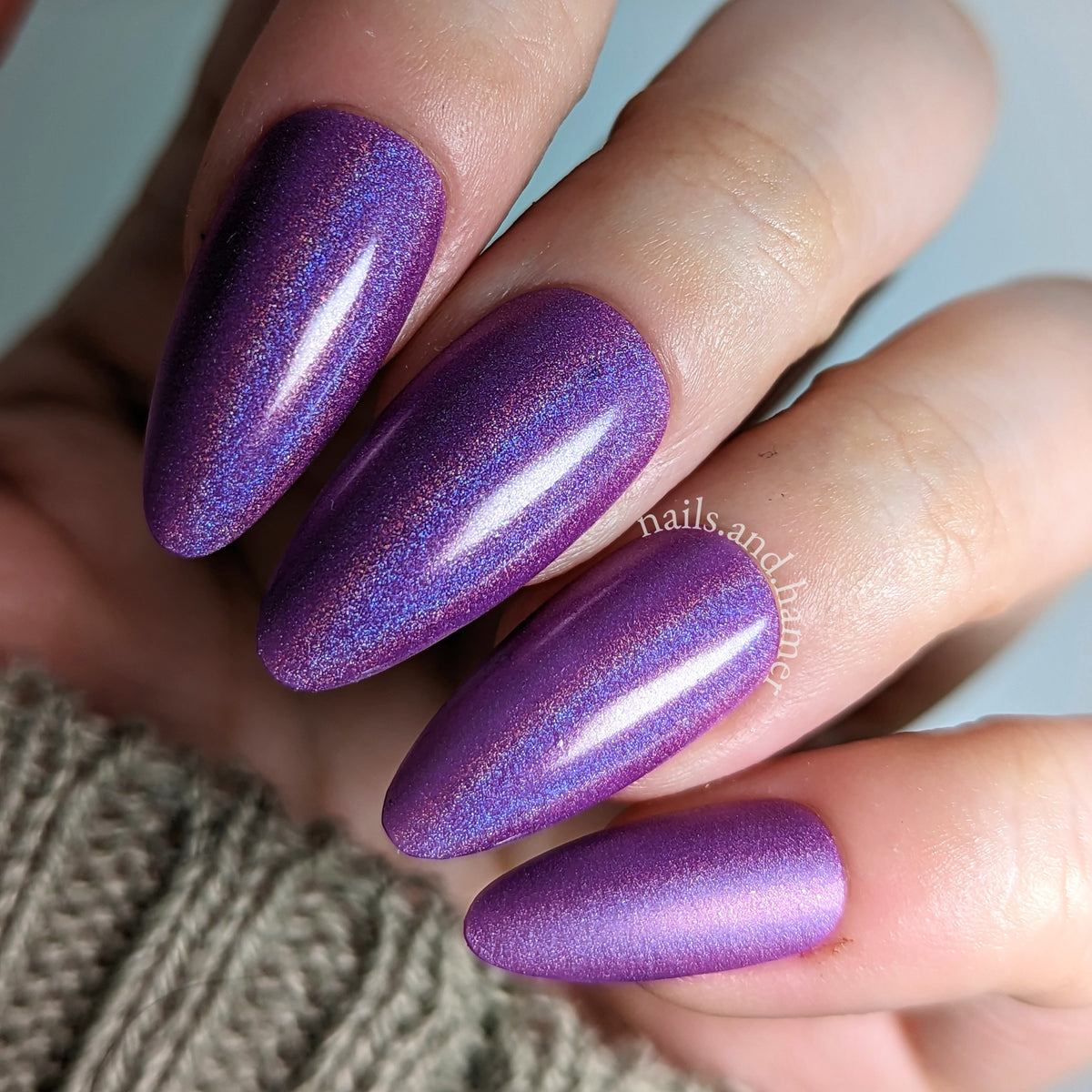 ウルトラマン　怪獣消しゴム　円谷プロ　紫　パープル　メタリック The Magic Mirror Nail Polish: soft purple linear holographic